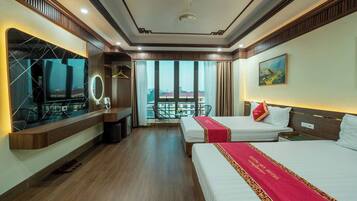 Deluxe Quadruple Room | Living area