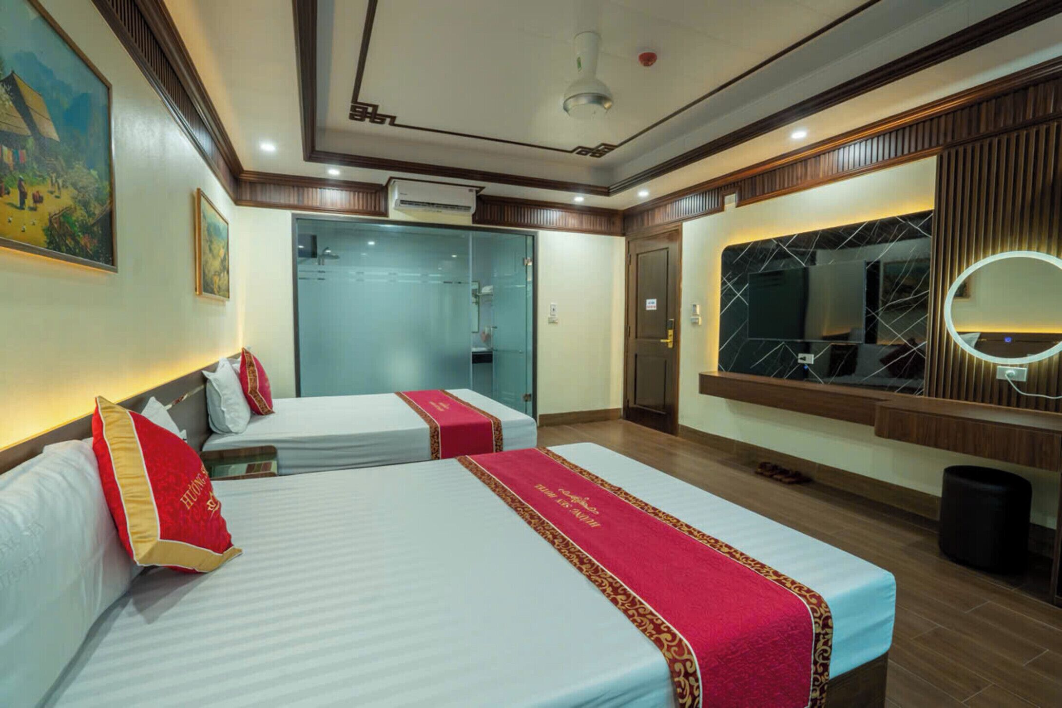 Phòng 4 Deluxe | Trang trí khác biệt, trang bị nội thất với thiết kế riêng biệt, bàn 