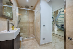 Doccia, asciugacapelli, bidet, asciugamani