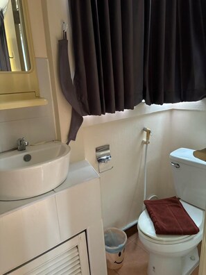 Single Room, Balcony, Partial Sea View | Bathroom | Towels, soap, shampoo, toilet paper - Sea Prestige (Pattaya)