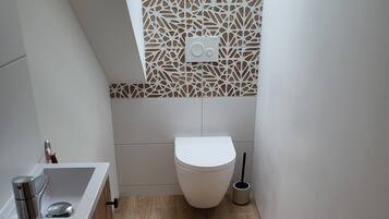 SĂšche-cheveux, serviettes fournies, papier toilette