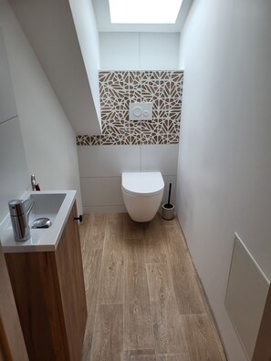 Een haardroger, handdoeken, toiletpapier