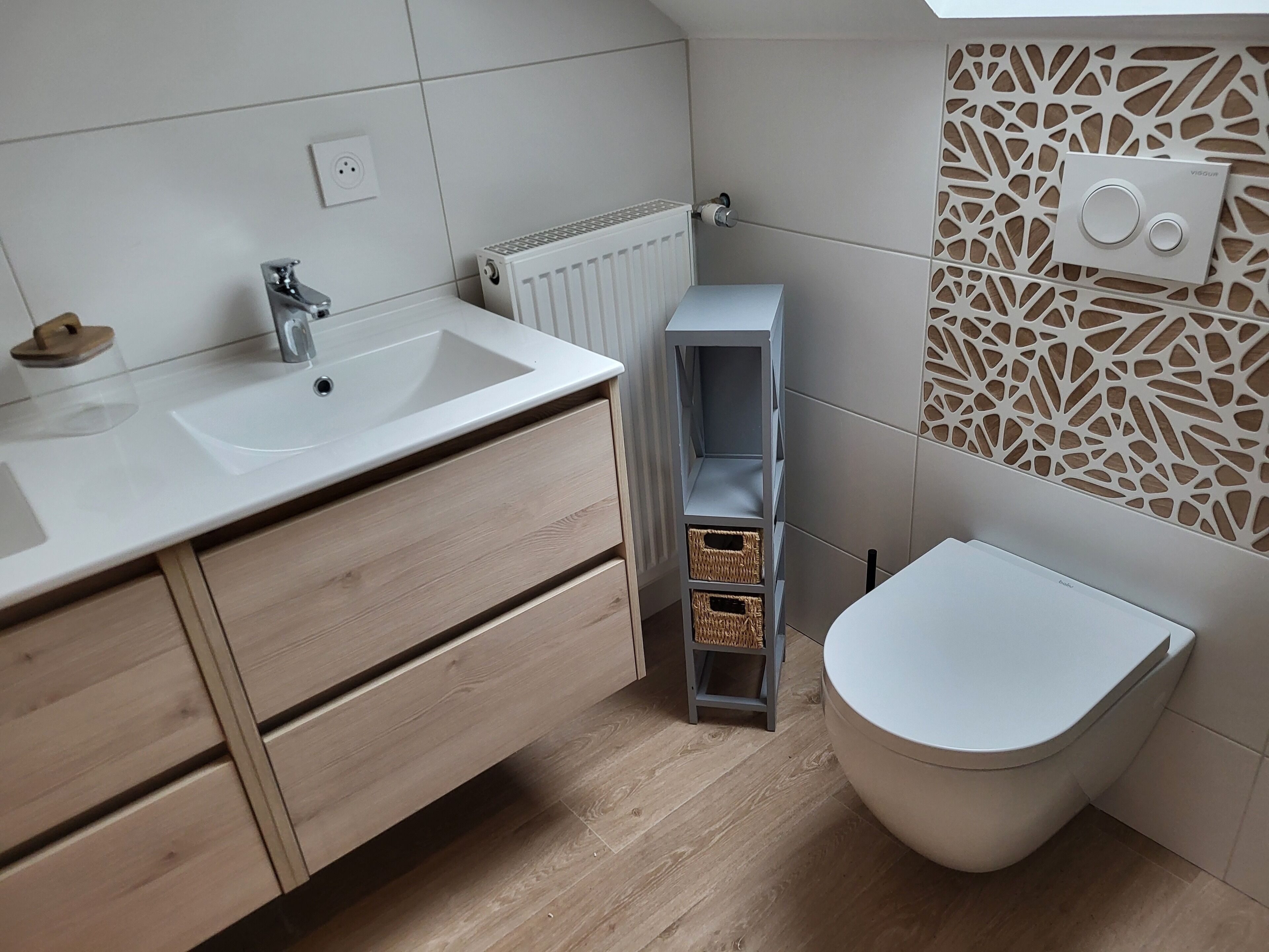 Secador de cabelo, toalhas de banho, papel higiênico 