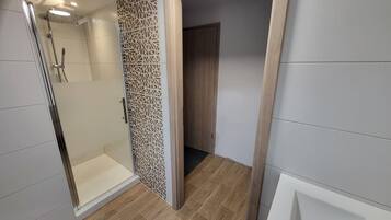 SĂšche-cheveux, serviettes fournies, papier toilette