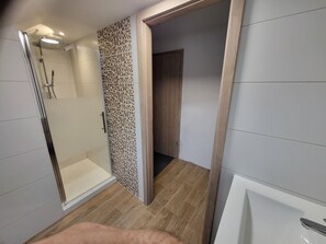 Een haardroger, handdoeken, toiletpapier