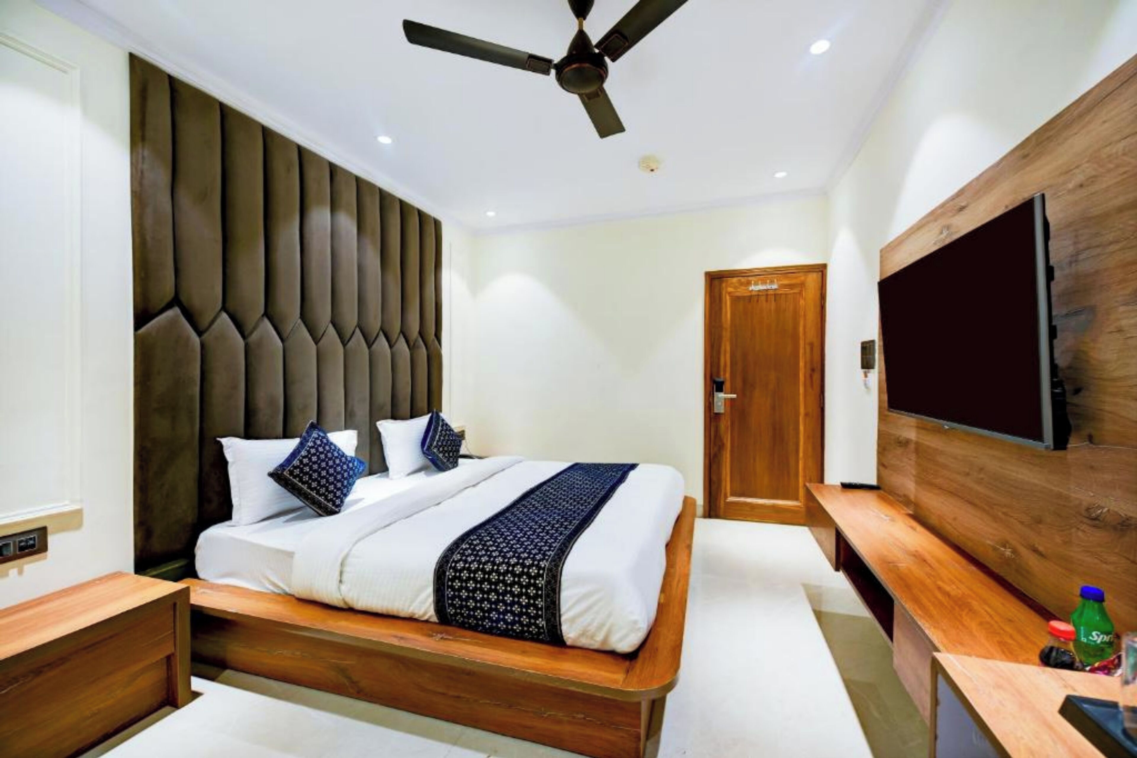 Kahden hengen deluxe-huone, kaupunkinäköala | Työpöytä, kannettavalle tietokoneelle sopiva työtila, ilmainen Wi-Fi