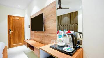 Habitación Deluxe doble, vistas a la ciudad | Escritorio, espacio para trabajar con un portátil, wifi gratis