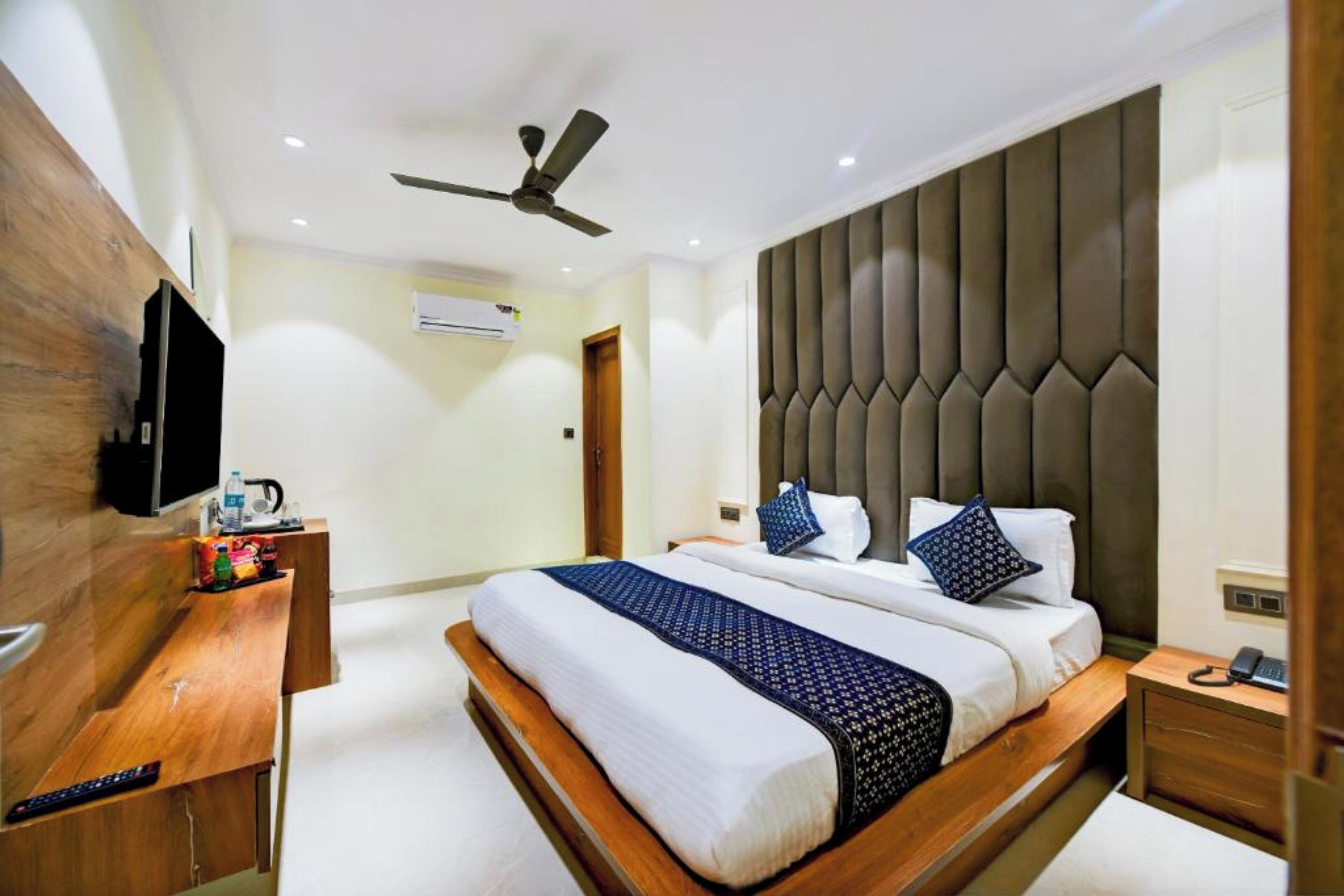 Deluxe Double Room, City View | Desk, laptop workspace, free WiFi