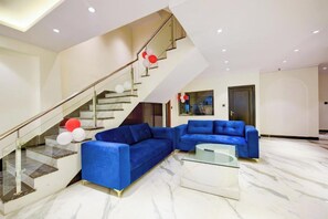 Lobby sitting area - Hotel Surya Plaza  (New Delhi)