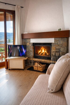 Televisión y chimenea 
