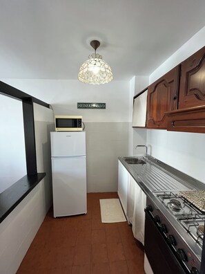 Micro-ondes, four, plaque de cuisson
