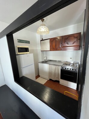 Microondas, horno, placa de cocina