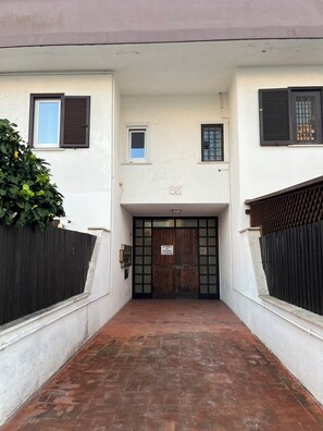 Exterior detail - Bluskieshouse house (Marina di Cerveteri)