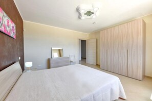 4 bedrooms, free WiFi - Holiday Home in Floridia with private pool (Floridia (SR))