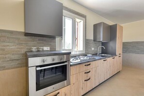 Frigorifero, microonde, forno, piano cottura