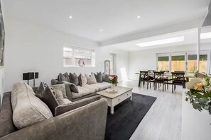 TV - Seaside Bungalow with Garden & Inflatable Hot Tub. (Poole)