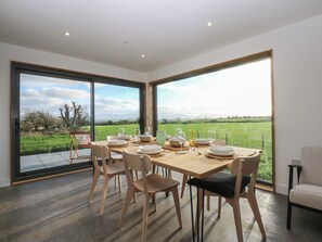 Dining - Tithe Barn Lodge (Bodorgan)