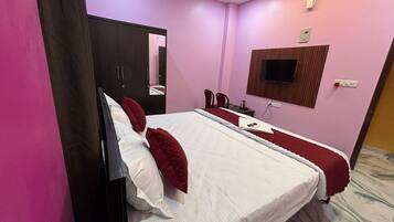 Rom – deluxe, byutsikt | Skrivebord for bærbar PC og wi-fi (inkludert)