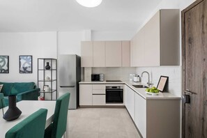 Microwave, oven, stovetop, toaster - Chloe Residence by Nomads (Paphos)