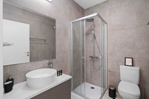 Shower, hair dryer, towels - Chloe Residence by Nomads (Paphos)