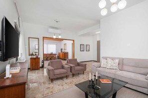 Smart TV - Casa Centrale by Nomads (Paphos)