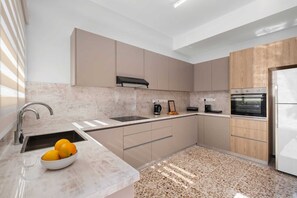 Fridge, microwave, oven, stovetop - Casa Centrale by Nomads (Paphos)