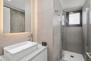 Dusche, Haartrockner, Handtücher