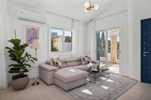 Smart TV - Golden Hour Villa by Nomads (Paphos)
