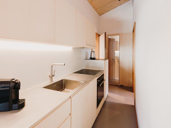 ثلاجة، فرن، غسالة أطباق، ماكينة لصنع القهوة/الشاي