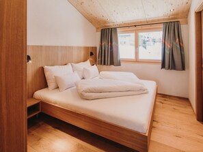 خزنة داخل الغرفة وواي فاي وملاءات أسر�ّة