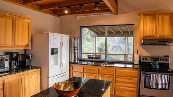 Fridge, oven, stovetop, coffee/tea maker