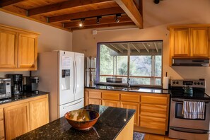 Refrigerador, horno, parrilla de estufa y cafetera y tetera 