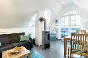 TV, fireplace, stereo - De Obendtied - Apartment 6 "Reet" - Comfortable 2-room vacation apartment with balcony (Zingst)