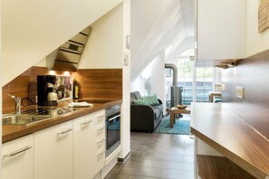 Fridge, oven, stovetop, dishwasher - De Obendtied - Apartment 6 "Reet" - Comfortable 2-room vacation apartment with balcony (Zingst)