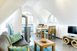 TV, fireplace, stereo - De Obendtied - Apartment 6 "Reet" - Comfortable 2-room vacation apartment with balcony (Zingst)