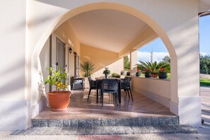 Outdoor dining - Holiday Home in Floridia with terrace (Floridia (SR))