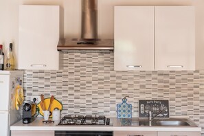 Fridge, microwave, oven, stovetop - Holiday Home in Siracusa with garden (Siracusa (SR))