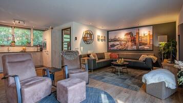 Smart TV, fireplace