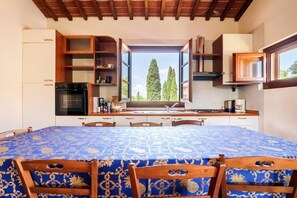 Fridge, oven, stovetop, dining tables - Apartment in Laterina with garden (Laterina (AR))