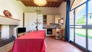 Frigorifero, forno, piano cottura, tavolo da pranzo
