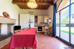 Fridge, oven, stovetop, dining tables - Apartment in Laterina with shared pool (Laterina (AR))