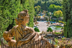 A large outdoor sculpture in a garden setting with a fountain and neatly trimmed hedges. - Holiday Home in Valenzatico with garden (Valenzatico (PT))
