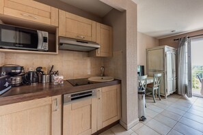 Fridge, microwave, stovetop, dishwasher - Countryside apartment in Callian for 2 guests (Callian)