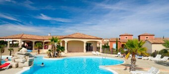 Semesterhus i Homps med gemensam pool