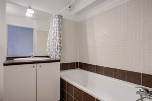 Bathroom - Family Villa Near Lac de Jouarres (Homps)