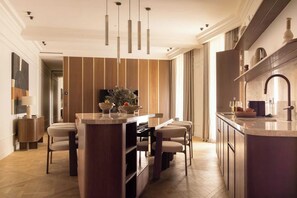 Fridge, oven, stovetop, dishwasher - Luxury A/C Apt - 6P/3BDR - Arc de Triomphe (Paris)