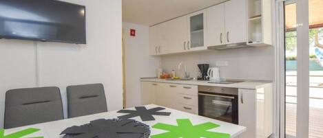 Kühlschrank, Ofen, Herdplatte, Esstisch