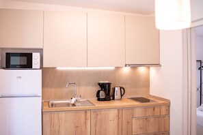 Cafetera y tetera, refrigerador, microondas y parrilla de estufa 