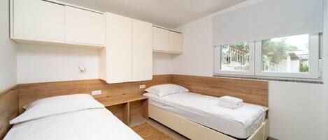 Travel cot, free WiFi