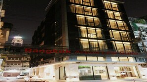 Un edificio con un cartel que dice "Bangkok Airport Link Suite".